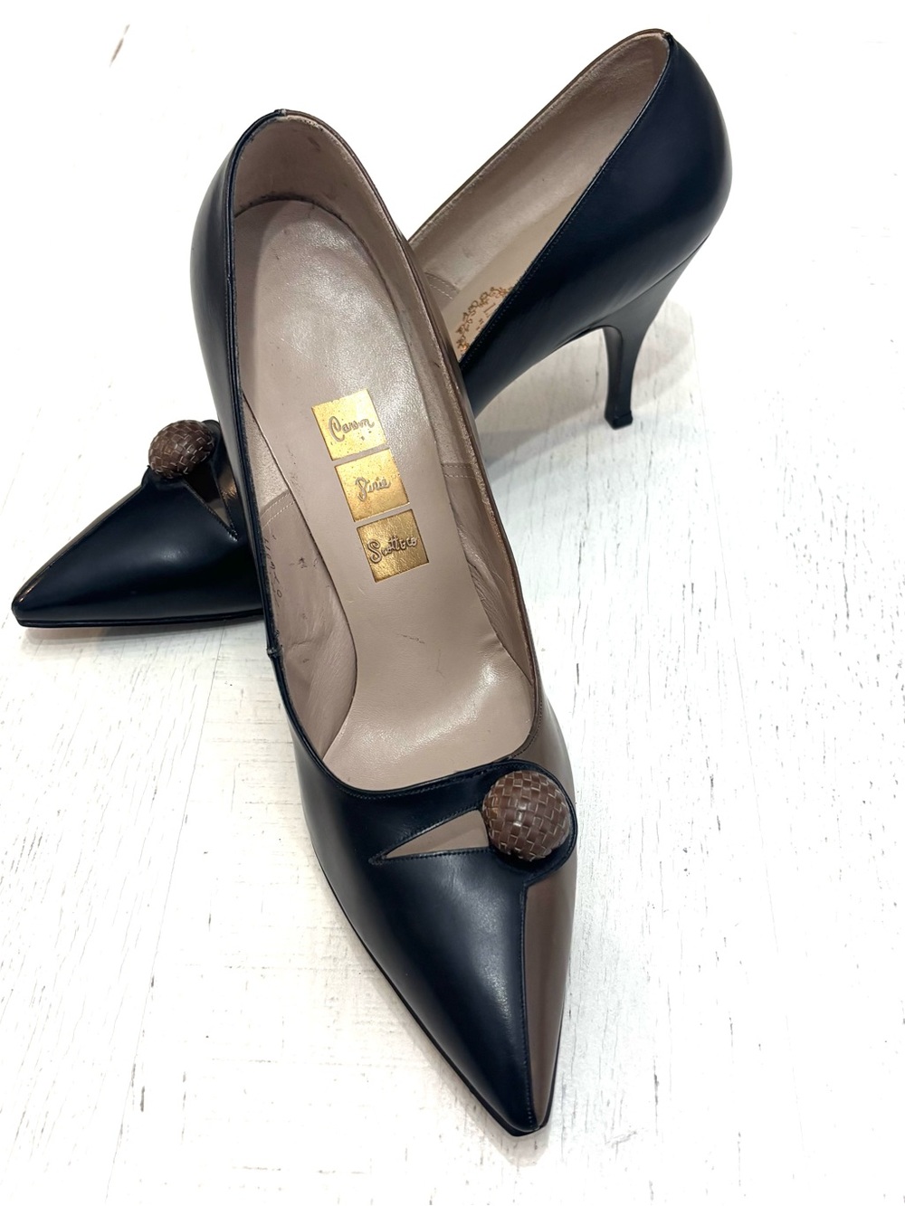 Vintage I. Miller 1950-60 Black Pointed Leather Pumps with Brown Button Accent - Picture 11 of 16